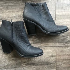 Spirit black booties